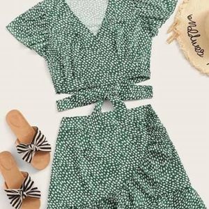 2 piece outfit green with little flowers